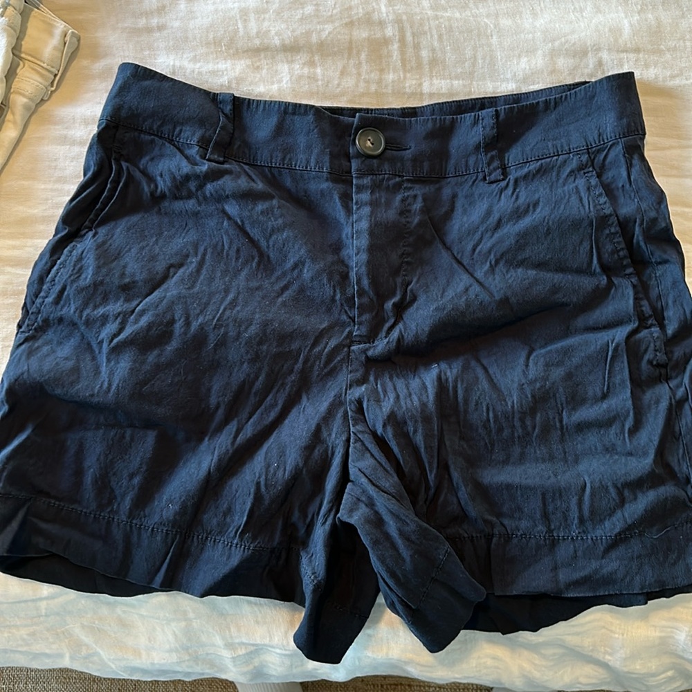 Theory linen shorts size 8. Runs a little big. Gently used